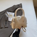 Borsa a mano minimalista in pelle beige con fiocco in pizzo e tracolla regolabile - Bianco