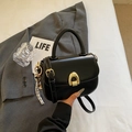 Elegante borsa a sella in pelle nera con fibbia dorata e dettaglio foulard di seta - Nero