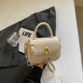Elegante borsa a tracolla bianco crema con fibbia a U dorata e foulard decorativo in seta - Bianco Sporco