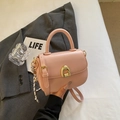 Borsa a tracolla rosa in ecopelle con fibbia a ferro di cavallo dorata e ciondolo - Rosa