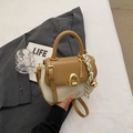 Borsa retrò crema e cammello con chiusura a arco dorata e ciondolo decorativo di design - Cachi & Beige