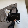 Borsa a tracolla nera minimalista con fibbie argentate e cinturini decorativi da donna - Nero