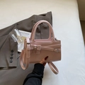 Borsa a tracolla in pelle rosa con sottili cinturini incrociati e un fiocco raffinato - Rosa