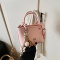 Borsa a secchiello in pelle rosa con trama litchi e ciondolo a guantone da baseball - Con Ciondolo / Rosa