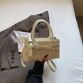 Borsa a tracolla beige crema con cinturini decorativi e fibbia in metallo chic - Bianco Sporco