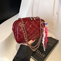 Chic burgundy quilted square shoulder bag with gold chain strap and fringe charm - With Pendant / Burgundy