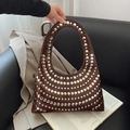 Sac Hobo marron foncé avec rivets argentés et design minimaliste de poignée ronde - Marron