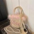 Beige Strohtasche mit rosa Federn und einer eleganten Perlenkette zum Umhängen - Rosa