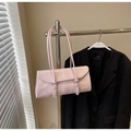 Bolso baguette de cuero encerado rosa con tiras dobles y hebillas plateadas en percha - Rosa