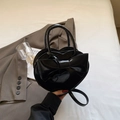 Borsa a mano nera lucida a forma di cuore con grande fiocco e tracolla sottile elegante - Nero