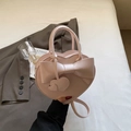 Borsa rosa chiaro a forma di cuore con fiocco in pelle e ciondoli su tessuto morbido - Rosa