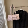 Borsa sottobraccio quadrata rosa chiaro minimalista con doppie tracolle e fibbie - Rosa