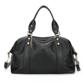 Klassische schwarze Boston Bag mit Lychee-Muster, Goldbeschlägen und Tragegriffen - Schwarz