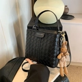 Schwarze gewebte Beuteltasche mit Hasenanhänger und Fashion & Bags Etikett - Mit Anhänger / Schwarz