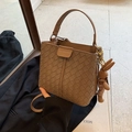 Braune geflochtene Beuteltasche mit Lederetikett und süßem Kaninchenanhänger - Mit Anhänger / Khaki