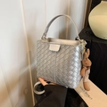 Silberne geflochtene Eimertasche mit Henkel und braunem Hasenanhänger für Damenmode - Mit Anhänger / Silber