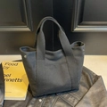 Borsa tote in tela nero carbonio con tasca frontale e fibbia laterale su fondo pelle - Nero
