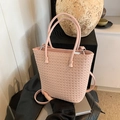 Sac cabas en cuir tressé rose avec poignée ronde et fine bandoulière pour le quotidien - Rose