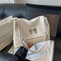 Beige Stroh-Schultertasche mit weißer Lederklappe und silberner Schmetterlingsschnalle - Gebrochenes Weiß