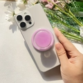 Détail d'un support de téléphone magnétique violet pastel sur un smartphone blanc - Support Magnétique / Dégradé Violet - Couleur Unie