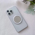 Λήψη macro φορητού μαγνητικού καθρέφτη MagSafe σε κινητό με λουλουδάτο φόντο - Λευκό