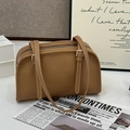 Elegante borsa a spalla in pelle opaca caramello con spalline regolabili in stile retrò - Marrone
