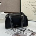 Borsa sottoascellare nera minimalista con cuciture a contrasto bianche e logo oro - Nero