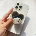 Detalle de soporte para móvil en forma de corazón con pedrería y espejo de tocador - Espejo Corazón Grande Strass