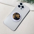 Dettaglio del supporto per telefono tartarugato montato su uno smartphone bianco - Tartarugato Classico Marrone e Nero (Acetato-6)