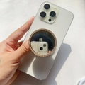 Detalle de un lujoso soporte para teléfono con diamantes de imitación y espejo de maquillaje - Espejo Redondo Strass