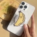 Dettaglio del supporto per telefono a banana gialla in acrilico su cover trasparente - Supporto Magnetico / Banana