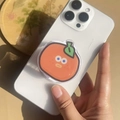 Dettaglio dell'impugnatura per telefono in acrilico a forma di arancia su smartphone - Supporto Magnetico / Arancia