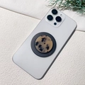 Dettaglio del supporto per telefono tartarugato su un iPhone bianco su base in pietra - Stampa Leopardata Retrò (Acetato-9)