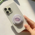 Detailansicht der lila Nebula MagSafe-Handyhalterung mit Glitzer und Stern-Pailletten - Galaxie - Weiße Basis