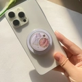 Detail eines Planeten-Serie Magsafe Handyhalters mit Glitzer auf einem weißen Smartphone - Mars - Weiße Basis