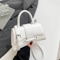Borsa a mano bianca con trama pieghettata e tracolla regolabile dal design moderno - Bianco