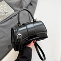 Elegante borsa a mano a clessidra in pelle lucida stropicciata con tracolla - Nero