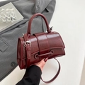 Elegante borsa a clessidra rosso vino con trama a coccodrillo e fibbia in metallo - Borgogna