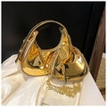Goldenes Lackleder-Mondsichel-Taschenset mit Metallic-Spiegelglanz und Kette - Klein / Gold
