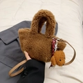 Secchiello in peluche marrone con tracolla in pelle e ciondolo a forma di cucciolo - Marrone
