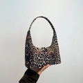 Borsa hobo a secchiello con stampa leopardata marrone e nera, zip in metallo e tracolla - Marrone