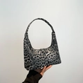 Borsa a secchiello con stampa leopardata nera e grigia e zip argentata - Nero