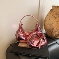 Conjunto de bolsos medialuna rosa metalizado con cadena dorada en dos tamaños distintos - Pequeño / Rosa