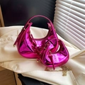 Metallische Handtasche aus Lackleder in Pink mit goldener Kette im Set - Klein / Rosenrosa