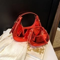 Metallische rote Lackleder-Halbmondtasche im Set mit goldenen Kettendetails - Klein / Rot