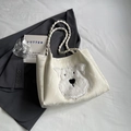 Borsa tote bianca a pieghe con patch cane di peluche e manici intrecciati per donna - Bianco