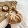 Bolso bandolera de felpa beige con cadena dorada y colgante de pompón blanco suave - Caqui