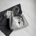 Borsa tote grigio argento testurizzata con applicazione di cucciolo di peluche alla moda - Argento