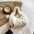 Bolso blanco de felpa estilo francés con cadena dorada y detalle de pompón suave - Blanco Roto