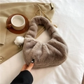 Bolso hobo de felpa marrón con cadena dorada y colgante de pompon suave - Marrón